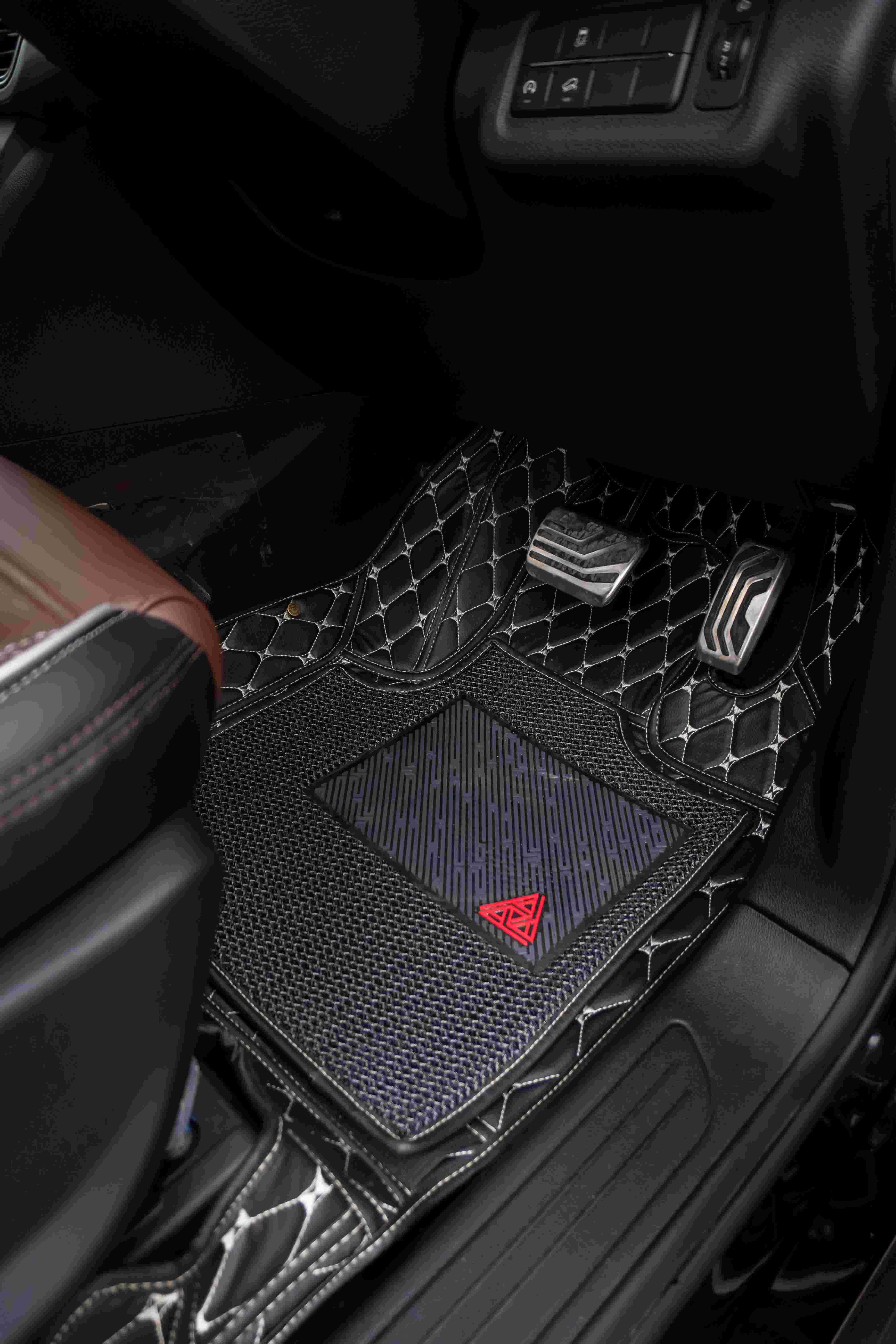 Premium 7D Floor Mats for Mahindra XUV700